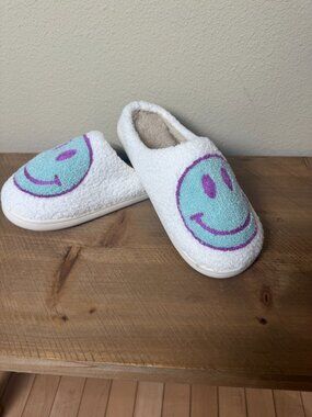 Nordic Peace Happy Face Slippers Super Soft Smiley Size 41-42 Men's 8.5